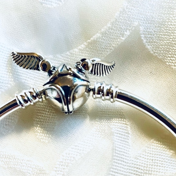 ✨ NWT Harry Potter Golden Snitch Bangle Bracelet - Picture 5 of 12